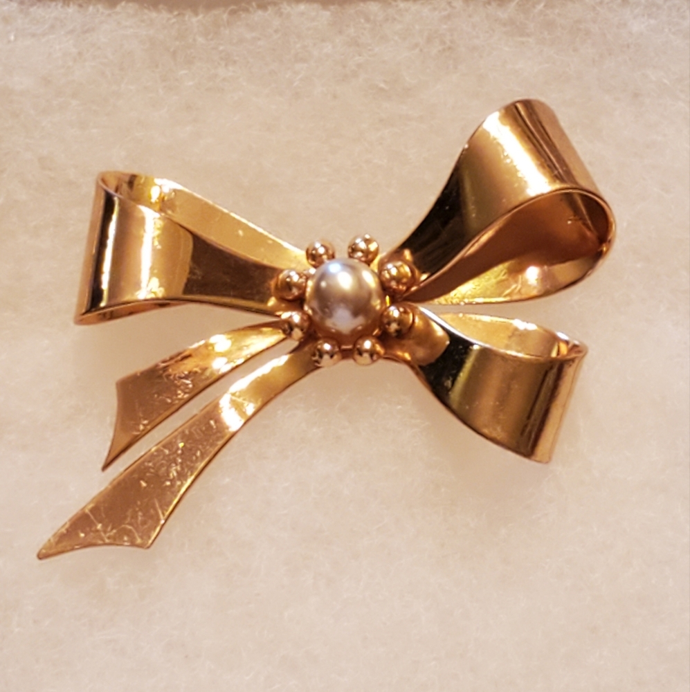 Coro Vintage Gold Tone Bow w/ Pearl Brooch